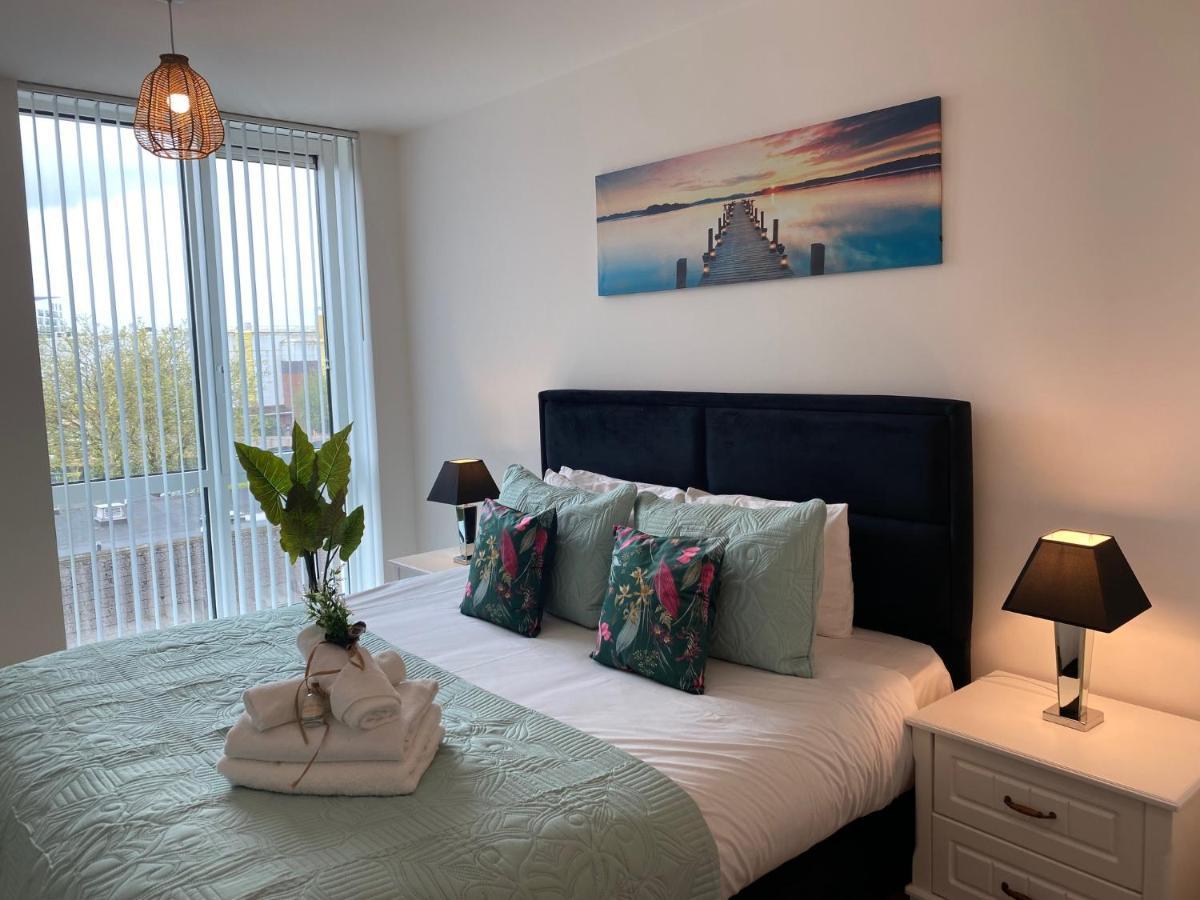 Berks Luxury Serviced Apartments,5 Bedrooms, 5 Double Beds, 2 Bathrooms, Free Super Fast Wifi & Parking Earley Εξωτερικό φωτογραφία