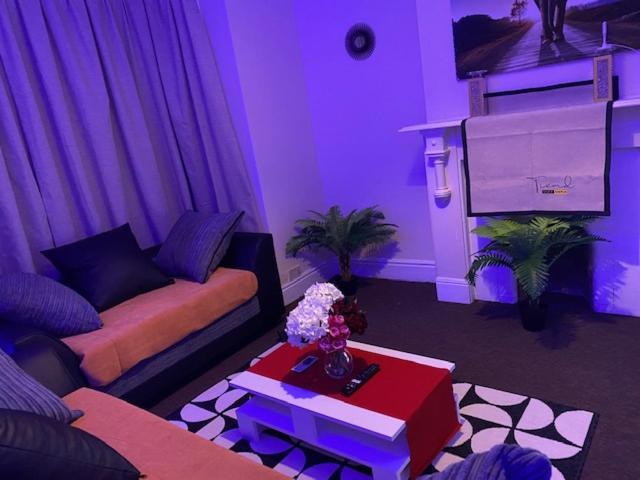 Berks Luxury Serviced Apartments,5 Bedrooms, 5 Double Beds, 2 Bathrooms, Free Super Fast Wifi & Parking Earley Εξωτερικό φωτογραφία